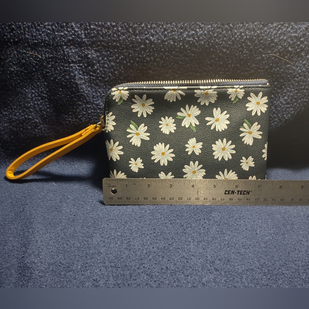 Old navy Daisy print and Navy Blue wristlet - Picture 5 of 5